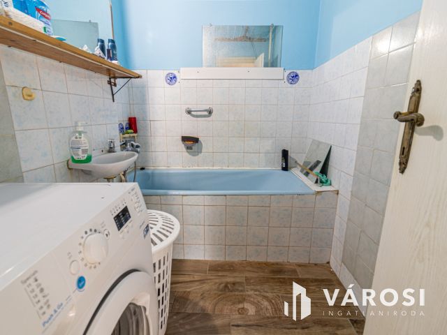 2 szoba+étkezős 60 m2-es lakás a József Attila lakótelepen!