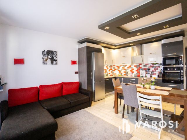 Nádorvárosban erkélyes nagy lakás, garázs lehetőséggel!