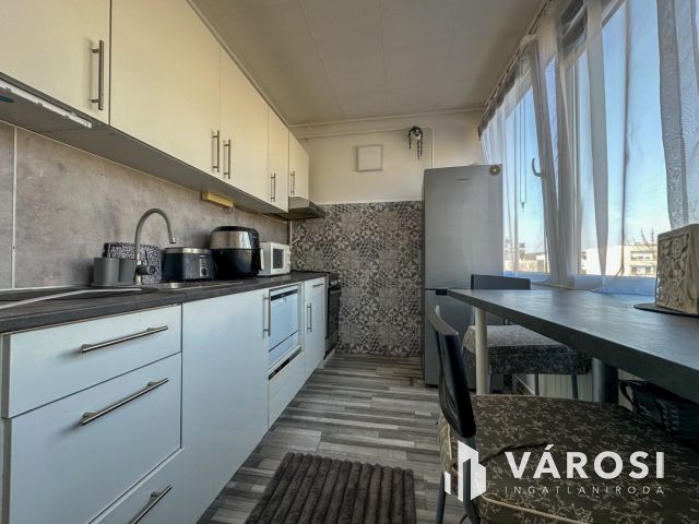Felsővárosban 2 szobás, bútorozott lakás eladó!