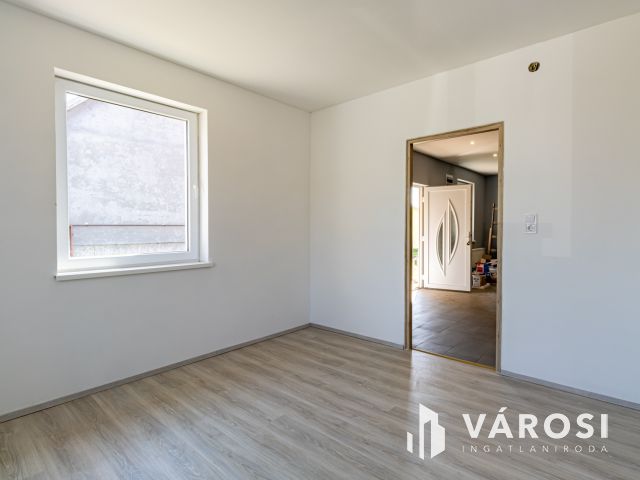 Zsámbok csendes részén, újjáépített családi ház eladó