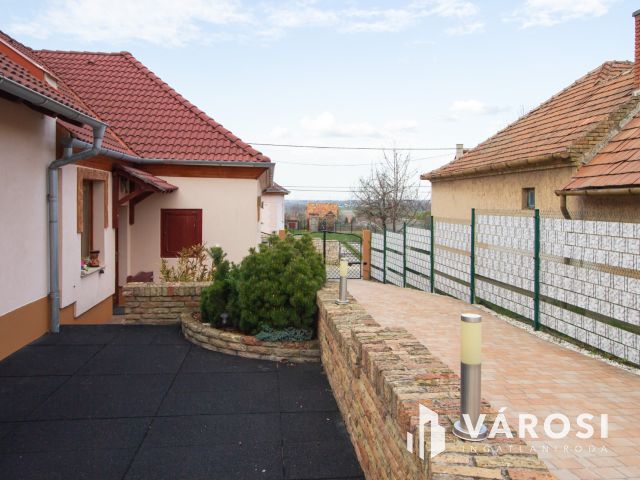 Csanaki családi ház eladó- kiváló adottságú telekkel