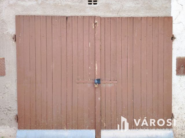 Jó garázs jó helyen, Újszegeden