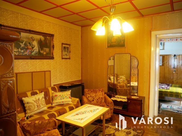 Jó állapotú, retró stílusú családi ház borospincével!