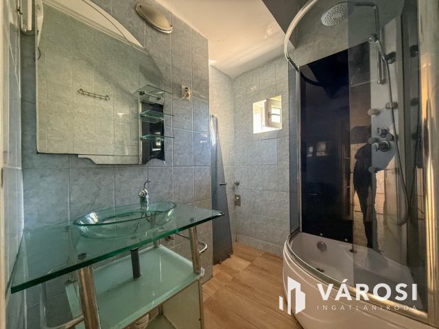 Meredek úton 2 szobás, erkélyes lakás eladó!