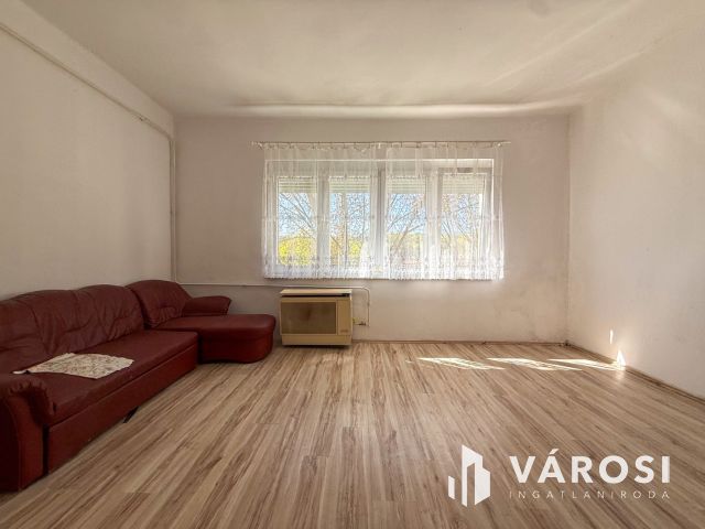 Meredek úton 2 szobás, erkélyes lakás eladó!