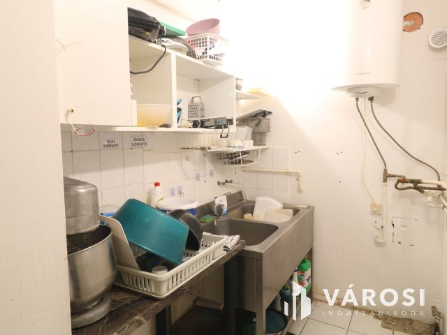 Szilléri sugárúton üzlethelyiség kiadó.