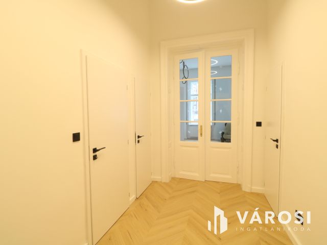 Belvárosi 1. emeleti modern lakás kiadó.