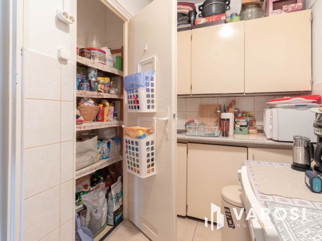 Világos, 2 szobás lakás beépített erkéllyel, remek helyen