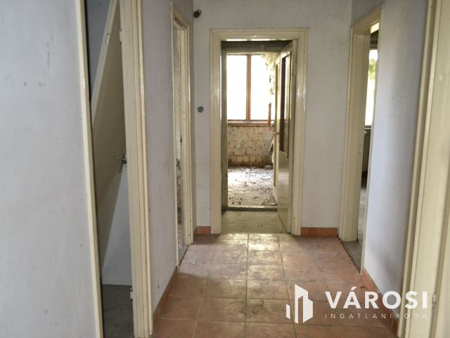 Balatonkenesén jó szerkezetű, felújításra szoruló ház eladó!