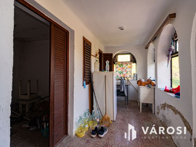 Komló szilvási városrész mögött zártkert házzal eladó!