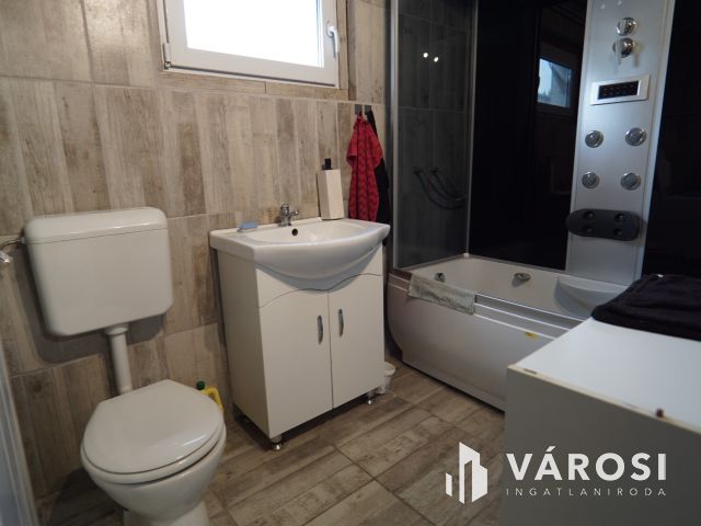 Kiadó telephely kisebb-nagyobb épületei