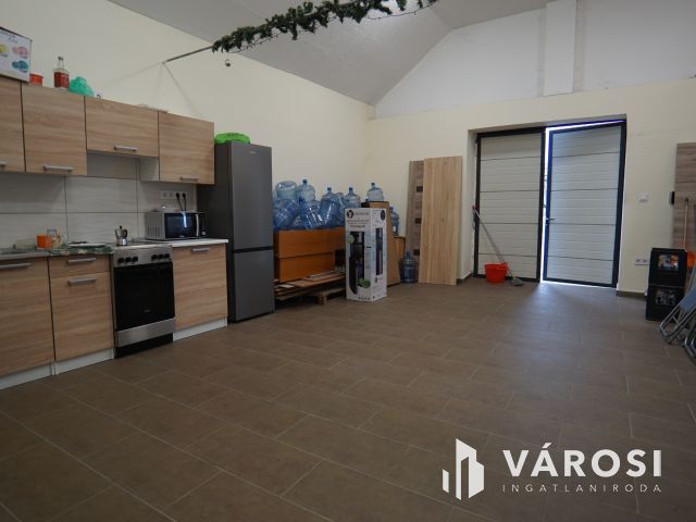 Kiadó telephely kisebb-nagyobb épületei