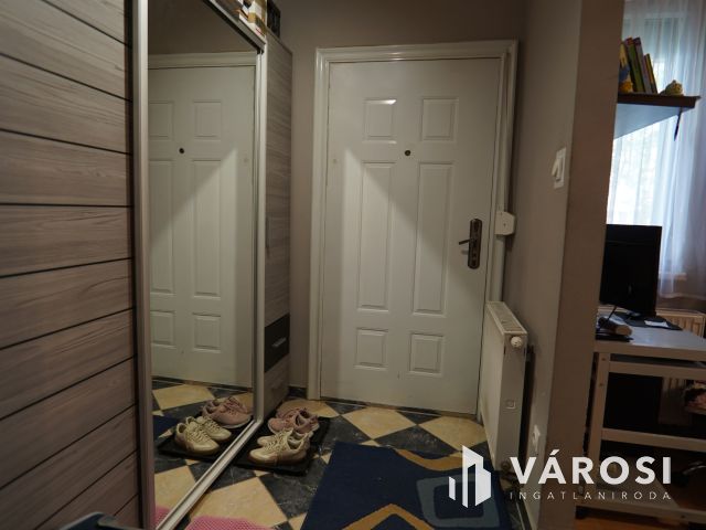 Északkeleti városrészben, földszinti eladó lakás!