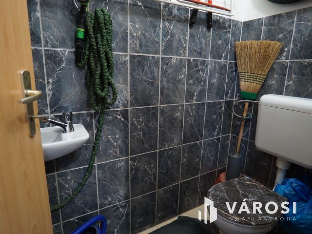 Északkeleti városrészben, földszinti eladó lakás!