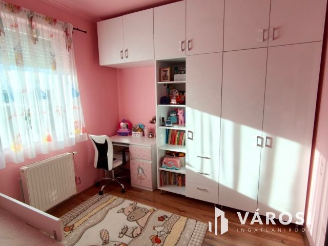 Mikepércs központjában, 3 szoba nappalis szuper jó lakás!