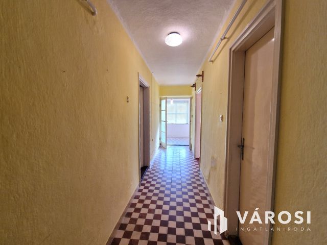 Lakható, két szobás családi ház a központban