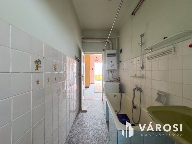 Felújítandó kockaház a Kastélykert mellett